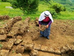 Asırlık nine gençlere taş çıkarıyor